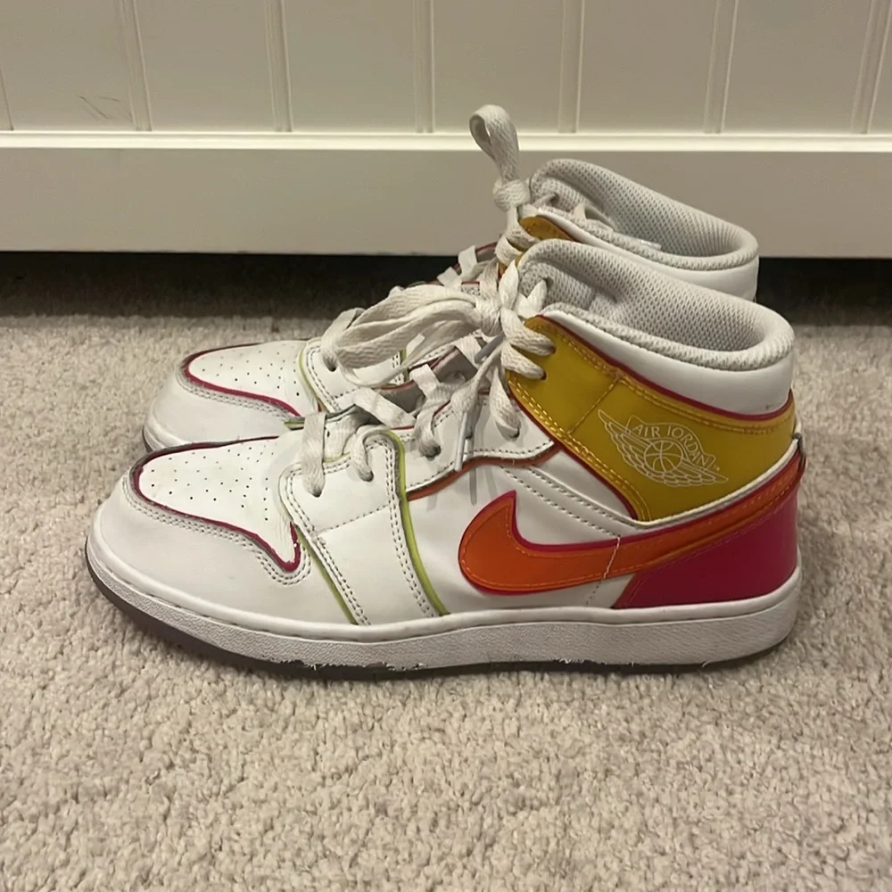 Air Jordan 1 Mid Edge Glow (GS) - Picture 2 of 14